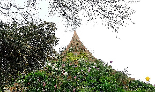 Agnes denes’in yaşayan piramit eseri, 30 ekim’e kadar ssm’nin bahçesinde