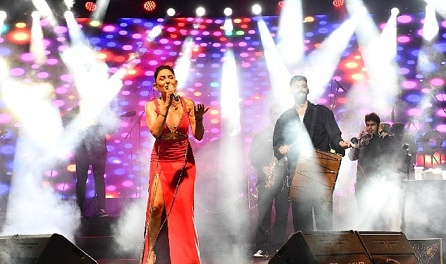 Çiğli’de Cumhuriyet Coşkusu Melek Mosso ile Zirve Yaptı