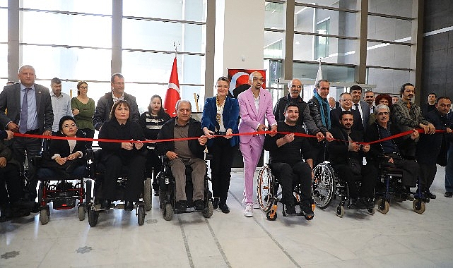 Engelleri aşan sanatçı Alper Kocabıyık’ın resim sergisi açıldı