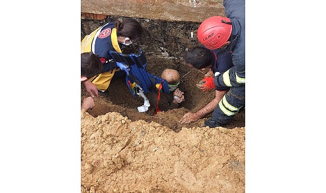 Göçükte sıkışan vatandaşı Büyükşehir itfaiyesi kurtardı