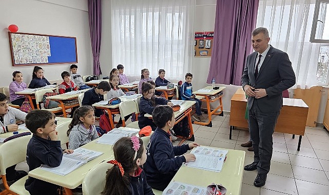 Gölcük Belediye Başkanı Ali Yıldırım Sezer, Piri Reis İlkokulu 3. sınıf öğrencilerinin; belediye başkanı ile mülakat ödevi sorularını cevapladı