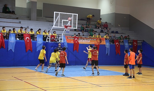 Küçükçekmece Belediyesi’nin yılın 365 günü ücretsiz hizmet veren spor okullarında yaz dönemi başladı