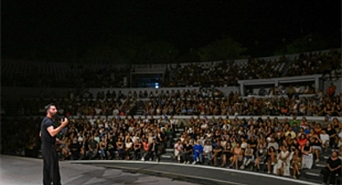 Aşkım Kapışmak ile İzmir Enternasyonal Fuarı’nda kahkaha dolu gece