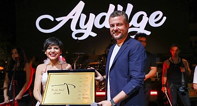 Buca’da Zafer Bayramı coşkusu Aydilge konseri ile taçlandı