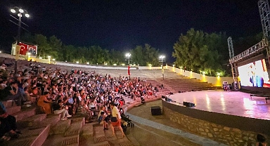 Bucalı çocuklar Başkan Görkem Dumanla film izledi