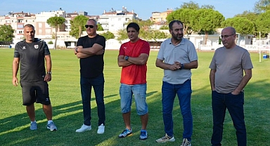 Burhaniye Belediyespor Sahaya İndi