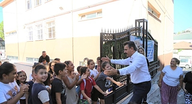 Dikili Belediyesi’nden minik öğrencilere eğitim seti desteği