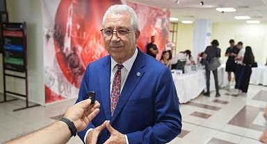 EÜ’de Rektör Prof. Dr. Budak çiçeği burnunda Egelilerin kayıt heyecanına ortak oldu