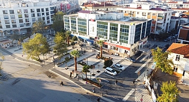 Menderes’in Sanatçı Muhtarı Sahnede