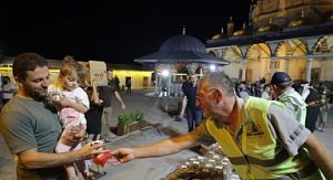 Mevlit Gecesi’nde Kandil Simidi ve Şerbet Dağıtıldı