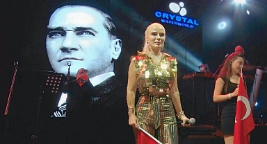 Ömür Gedik konserinde 4 bin Türk bayrağı dağıtıldı