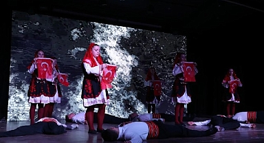 İnegöl’ün Kurtuluşunun 103 Yıllık Hikayesi Sahnede Sergilendi