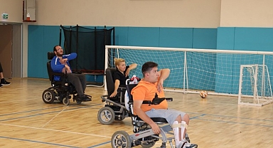 Tekerlekli sandalyeli zeybek ekibi sahneye çıkıyor