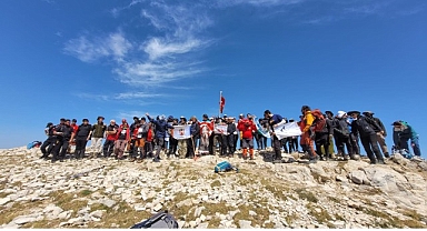 Zaferi Zirvede Kutladılar