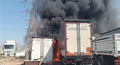 İzmir İtfaiyesi Işıkkent’teki konteyner yangınına müdahale etti
