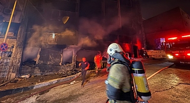 İzmir İtfaiyesi Konak’ta çıkan yangında iki kişiyi kurtardı