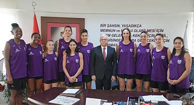 Aslan Yol Burhaniye Belediyespor Kadın Basketbol Takımından Başkan Deveciler’e Ziyaret