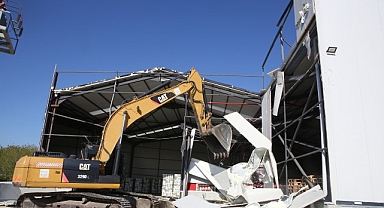 Başköy’de kaçak depo yıkıldı