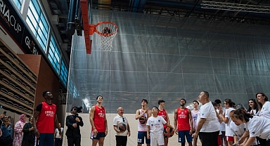 Corendon Turizm Grubu ve ZİÇEV Çocukları, Anadolu Efes Antrenmanını Ziyaret Etti