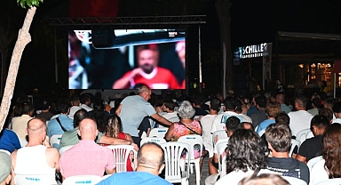 Kemer’de milli maç için dev ekran kuruldu