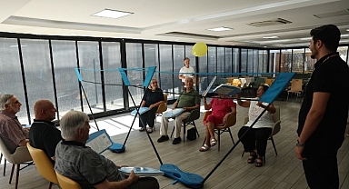 Nilüfer’de huzurevi sakinleri “Balon Voleybolu” ile eğlendi