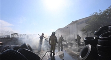 İzmir İtfaiyesi lastik deposu çevresindeki yangını söndürdü