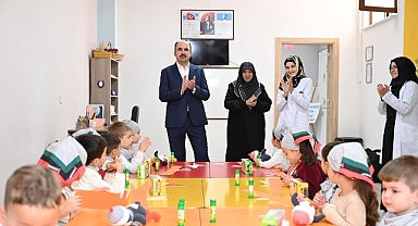 Başkan Altay Filistin Duyarlılığı İle Dikkat Çeken Minik Öğrencileri Ziyaret Etti