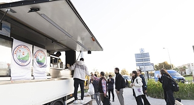 Balçova Belediyesi’nden Soğuk Havaların Gönül Isıtan Dokunuşu: Metro Durağında Çorba İkramı