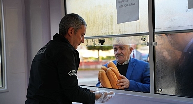 Kemalpaşa’da Halk Ekmek’e Yoğun İlgi