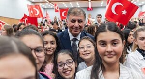 Başkan Tugay gençleri ve çocukları ağırladı